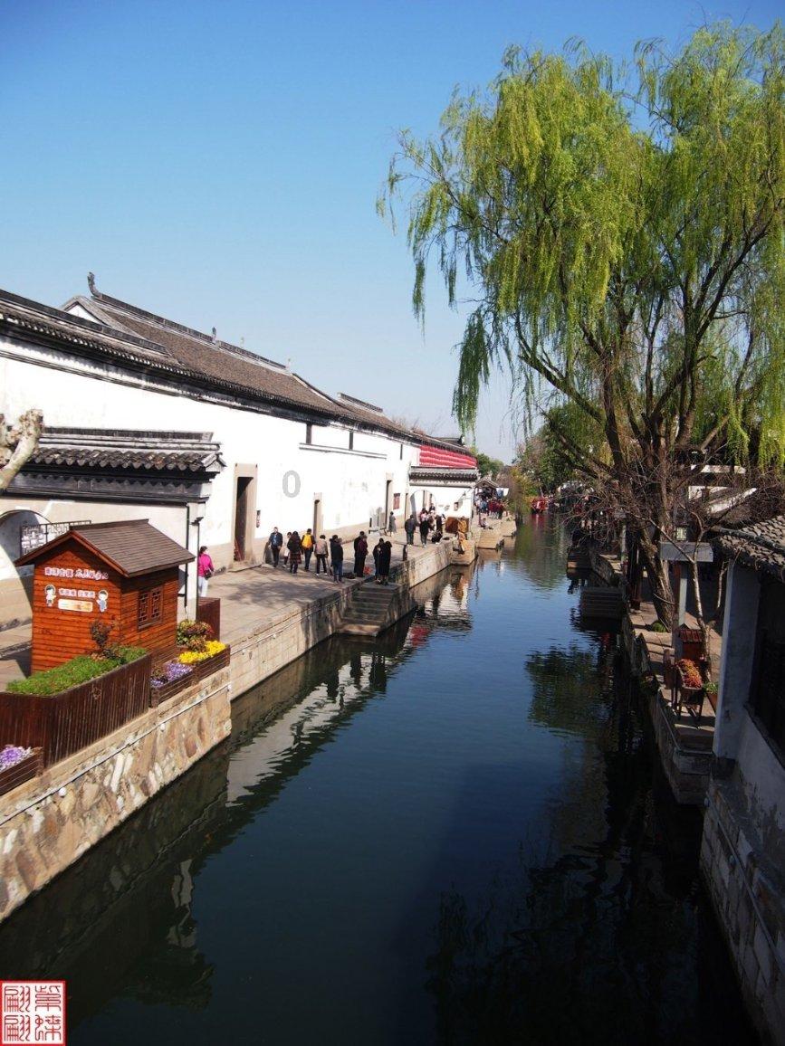 飞跃沙丘的小球